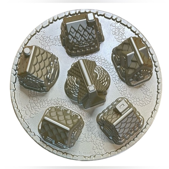 Nordic Ware Cozy Village Pan 6c/4L 12” Diameter - Picture 5 of 6